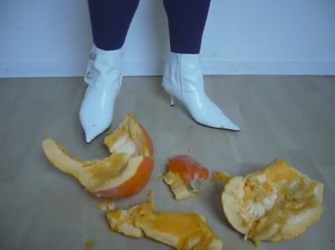 【動画】とんがりブーツでカボチャを踏み潰し！1