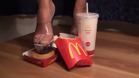 【動画】マクドナルドのハンバーガーをハイヒールで踏み潰し！1