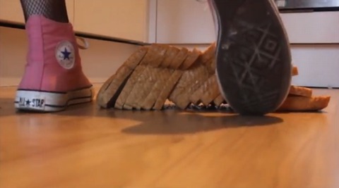 【動画】ピンクのコンバースオールスターでパン踏み潰し！1