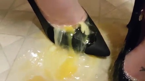 【動画】ハイヒールの中に生卵を入れて踏み潰し！1