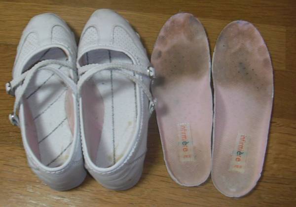 女性に履き潰された靴の中敷きフェチ 女性に履き潰された靴の中敷きフェチ