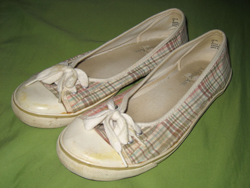 女子大学生が3年間素足で履き続けたスニーカーの中敷き : 女性に履き潰された靴の中敷きフェチ