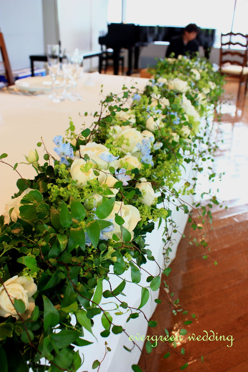 ホワイト グリーンのメインテーブル装花 Evergreen Wedding