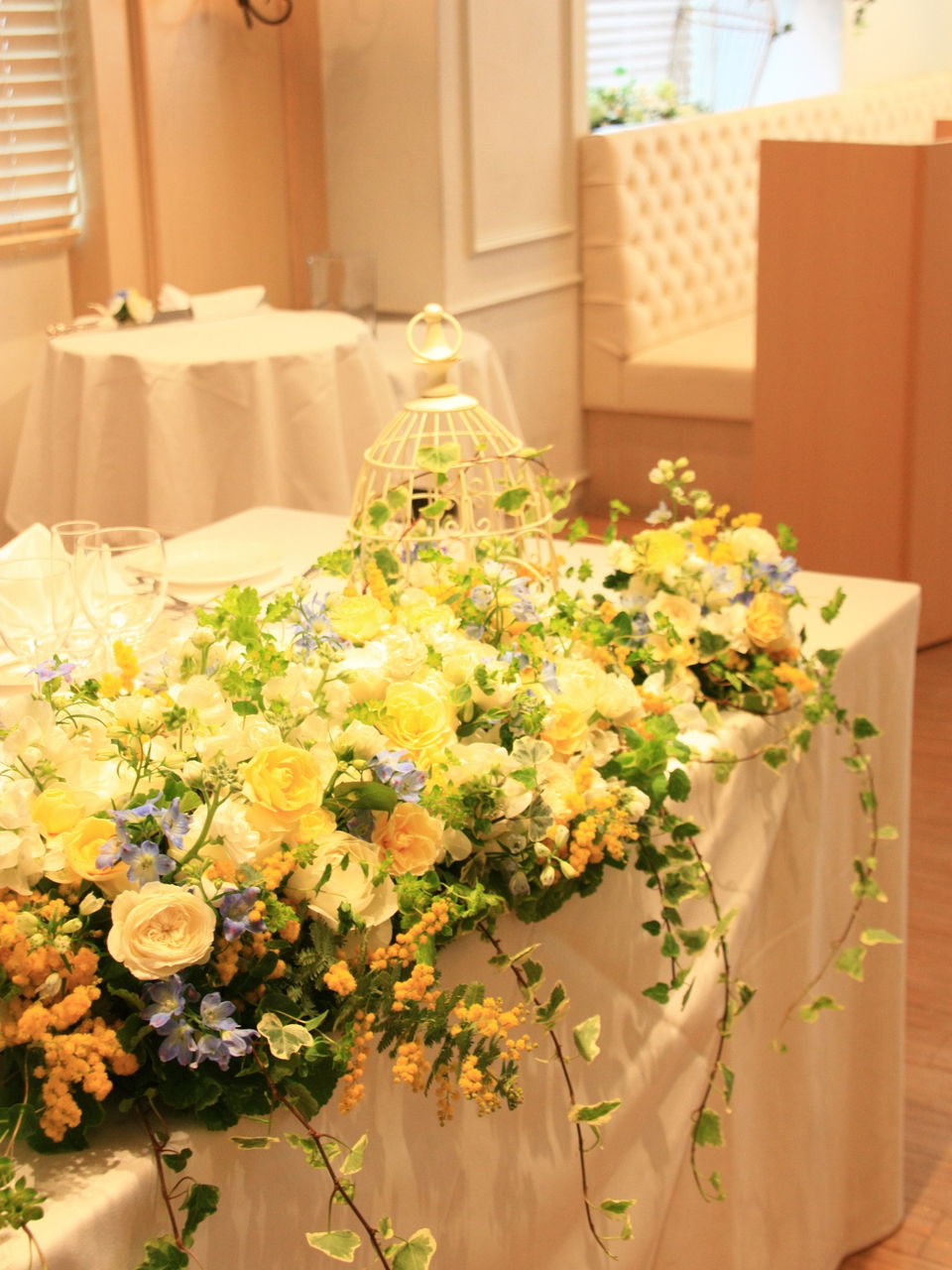 春の眩い黄色を使って メインテーブル Evergreen Wedding