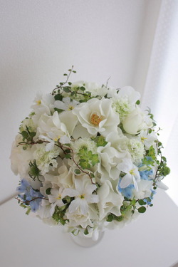 白バラ「ウェディングドレス」のふんわりラウンドブーケ : エバーグリーン 花日記