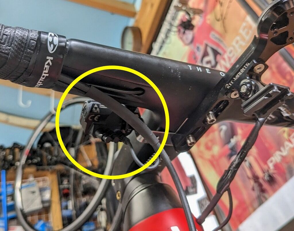 富士ヒル対策 半内装仕様のハンドルのDi2配線を考えサテライトシフター