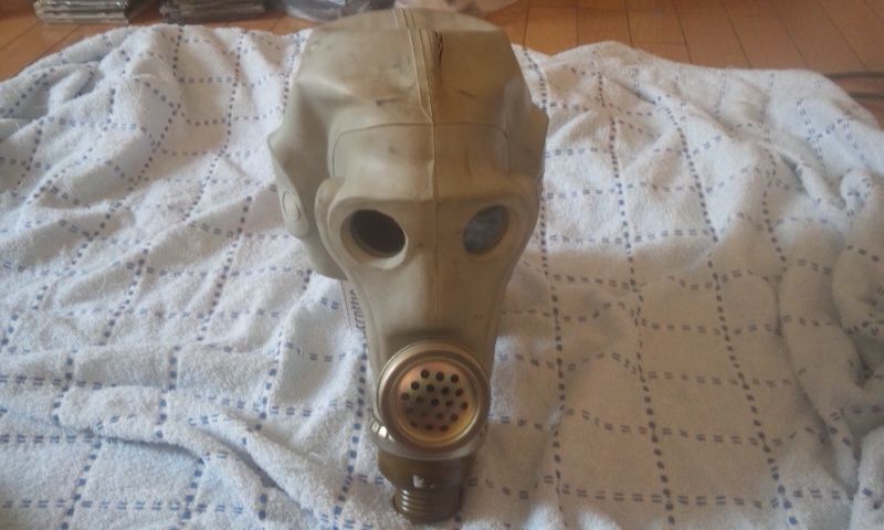 ガスマスク 1 ドジなカラスの壁ドン日記