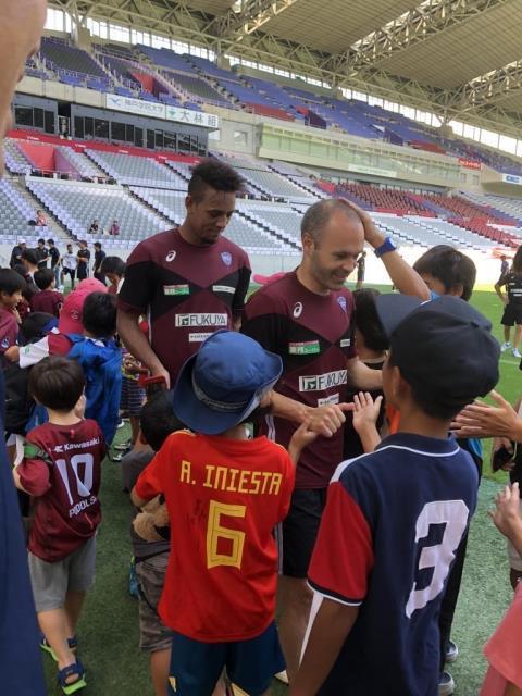 【サッカー】イニエスタさん、小学生の失礼な仕打ちにも笑顔で神対応ｗｗｗｗｗｗｗｗ