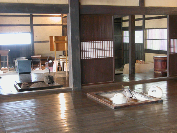 郷頭屋敷・肝煎り屋敷の囲炉裏 : 囲炉裏・火鉢・七輪のうんちく － 炭火道