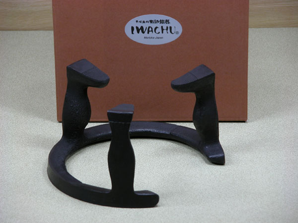 囲炉裏の道具 岩鋳の五徳 : 囲炉裏・火鉢・七輪のうんちく － 炭火道