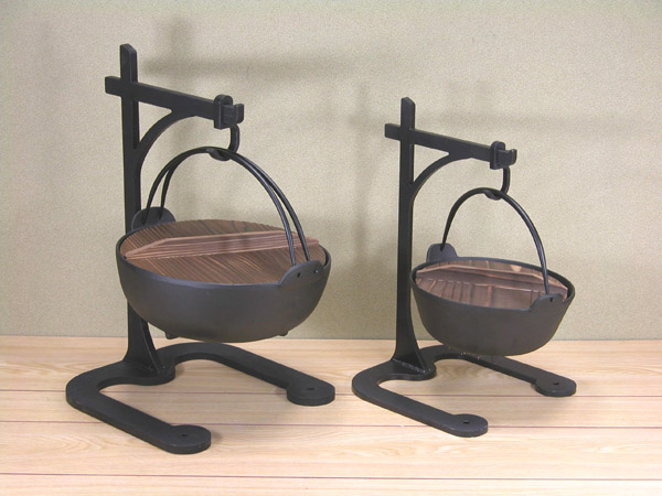 囲炉裏の道具 鍋掛：なべかけ : 囲炉裏・火鉢・七輪のうんちく － 炭火道