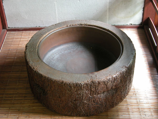 昔の火鉢囲炉裏