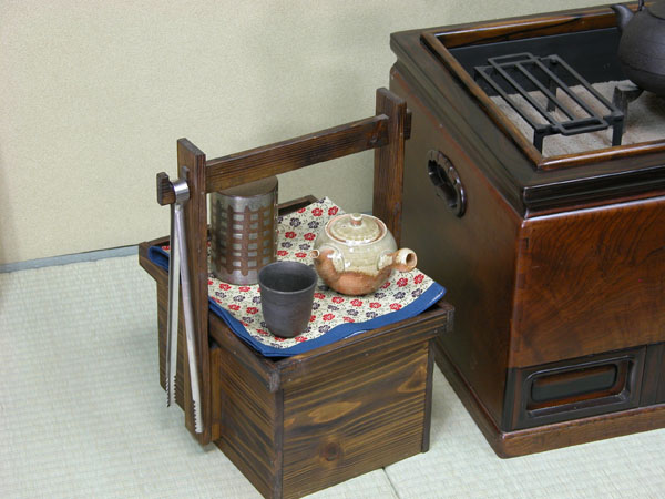 囲炉裏の道具 炭取り箱 : 囲炉裏・火鉢・七輪のうんちく － 炭火道