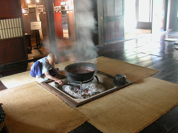 白川郷合掌造りの囲炉裏 : 囲炉裏・火鉢・七輪のうんちく － 炭火道