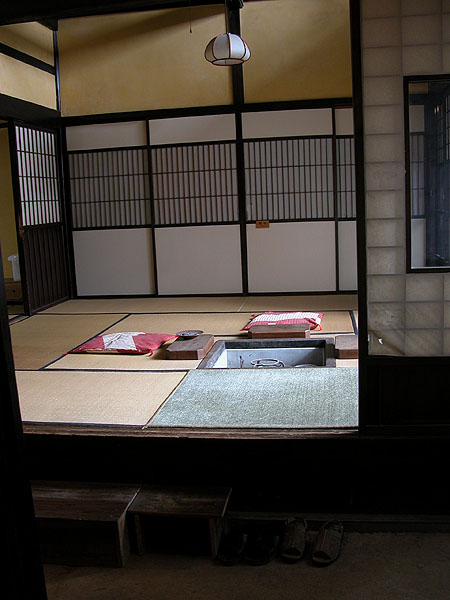 松本家住宅の囲炉裏 : 囲炉裏・火鉢・七輪のうんちく － 炭火道