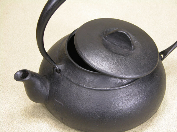 鉄瓶の吹き零れを防ぐ！ : 囲炉裏・火鉢・七輪のうんちく － 炭火道