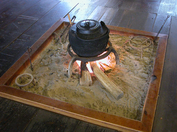 囲炉裏の設計 ２ 囲炉裏の作り方 囲炉裏 火鉢 七輪のうんちく 炭火道