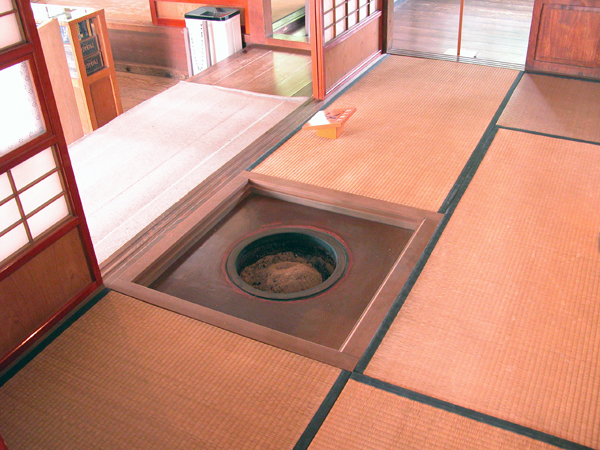 北海道 商家の囲炉裏 : 囲炉裏・火鉢・七輪のうんちく － 炭火道