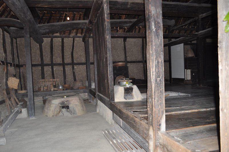 四国の囲炉裏 : 囲炉裏・火鉢・七輪のうんちく － 炭火道