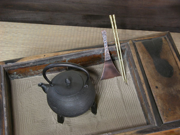 火箸と灰ならしの組み合わせ例 : 囲炉裏・火鉢・七輪のうんちく