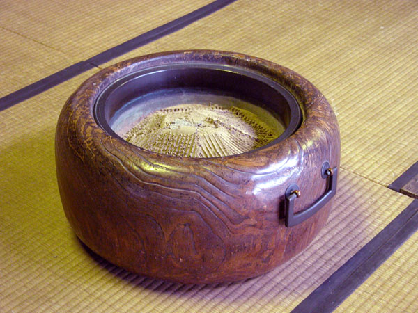 囲炉裏と火鉢の違いは 囲炉裏 火鉢 七輪のうんちく 炭火道 囲炉裏と火鉢の違いは 囲炉裏 火鉢 七輪のうんちく 炭火道