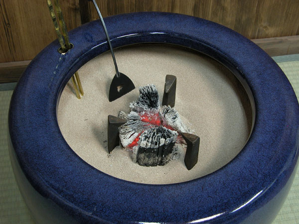 火鉢　囲炉裏　七輪 囲炉裏・火鉢・七輪のうんちく － 炭火道 - 2023年05月