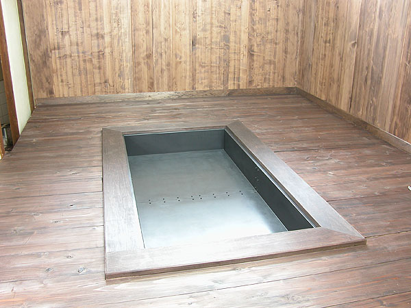 囲炉裏の灰の入れ方 －1 : 囲炉裏・火鉢・七輪のうんちく － 炭火道