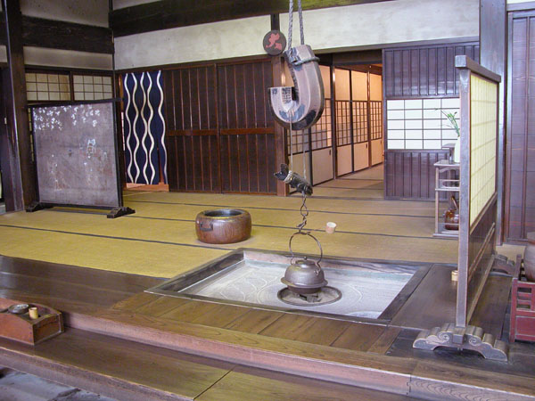 囲炉裏と火鉢の違いは？ : 囲炉裏・火鉢・七輪のうんちく － 炭火道