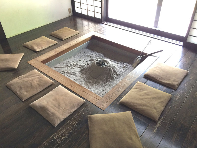 旅館「さか本」 さんの囲炉裏 : 囲炉裏・火鉢・七輪のうんちく － 炭火道