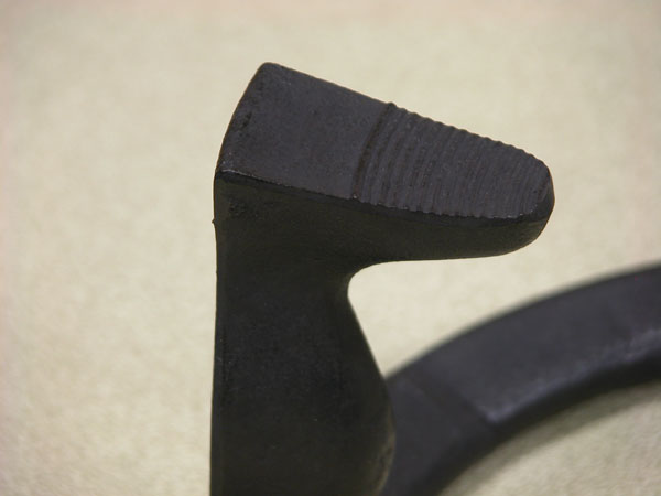 囲炉裏の道具 岩鋳の五徳 : 囲炉裏・火鉢・七輪のうんちく － 炭火道