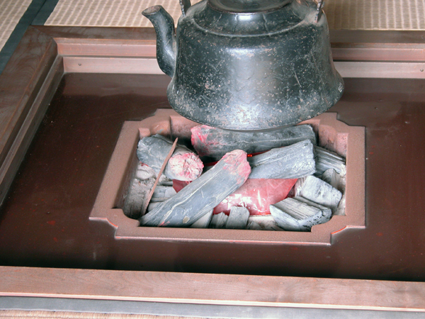 北海道 商家の囲炉裏 : 囲炉裏・火鉢・七輪のうんちく － 炭火道