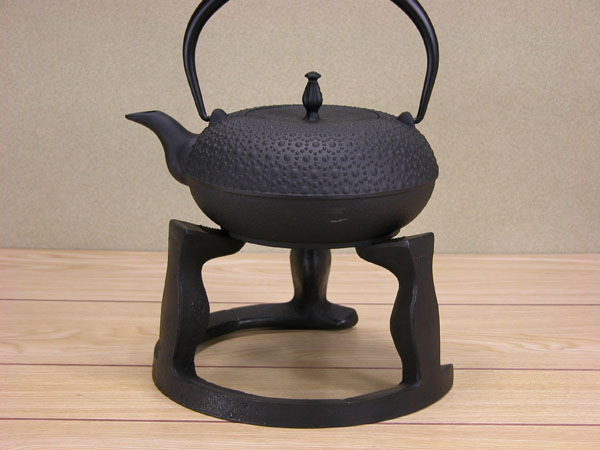 囲炉裏の道具 岩鋳の五徳 : 囲炉裏・火鉢・七輪のうんちく － 炭火道
