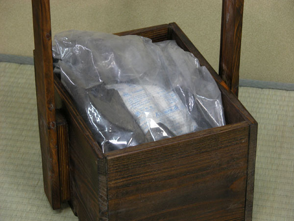 囲炉裏の道具 炭取り箱 : 囲炉裏・火鉢・七輪のうんちく － 炭火道