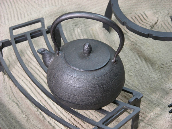 囲炉裏　鉄茶瓶付　レトロ　欅 囲炉裏 鉄茶瓶付 レトロ 欅 南部鉄瓶 気づかいシリーズ「丸形松