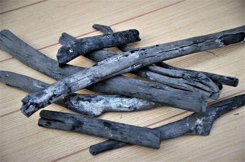白炭と黒炭の違い 囲炉裏 火鉢 七輪のうんちく 炭火道