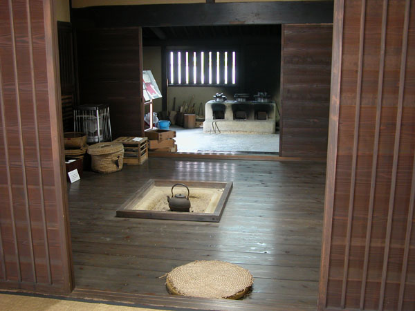 旧向井家住宅の囲炉裏 : 囲炉裏・火鉢・七輪のうんちく － 炭火道