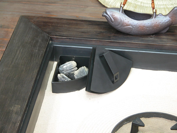 火消しつぼ（鉄製） : 囲炉裏・火鉢・七輪のうんちく － 炭火道