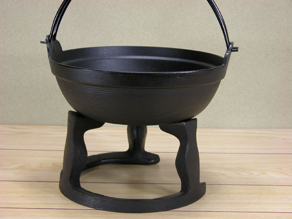 囲炉裏の道具 岩鋳の五徳 : 囲炉裏・火鉢・七輪のうんちく － 炭火道