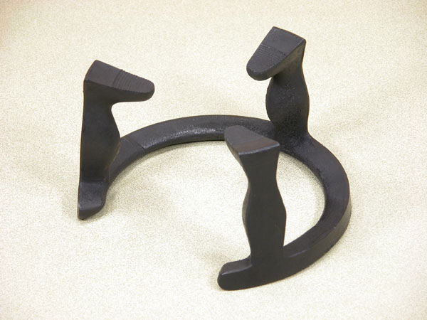 囲炉裏の道具 岩鋳の五徳 : 囲炉裏・火鉢・七輪のうんちく － 炭火道