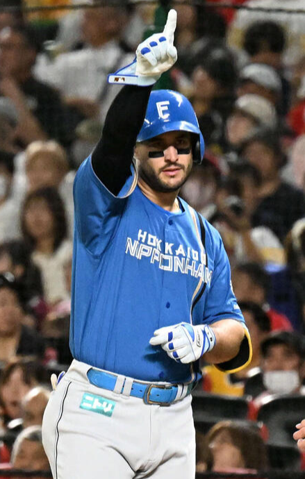 【日本ハム】 マルティネスが1273日ぶりに左翼守備 最後に外野守ったのは中日時代の22年９月