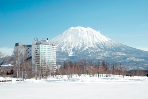 Skiiing-in-Hokkaido-Japan-Hilton-Niseko-Village-01