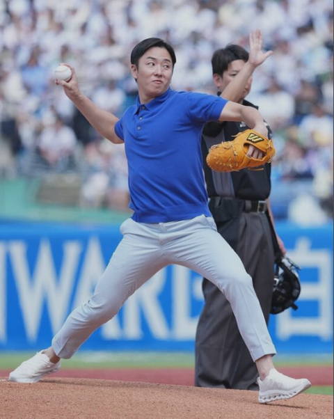 【日本ハム】斎藤佑樹氏、神宮で始球式 清宮幸太郎との“早実対決”実現のサムネイル