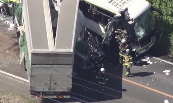 北海道八雲町で5人死亡事故　トラックがセンターラインを越え高速バスに衝突