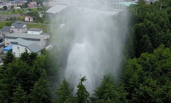 【悲報】北海道の水柱、1ヶ月たっても出っぱなし