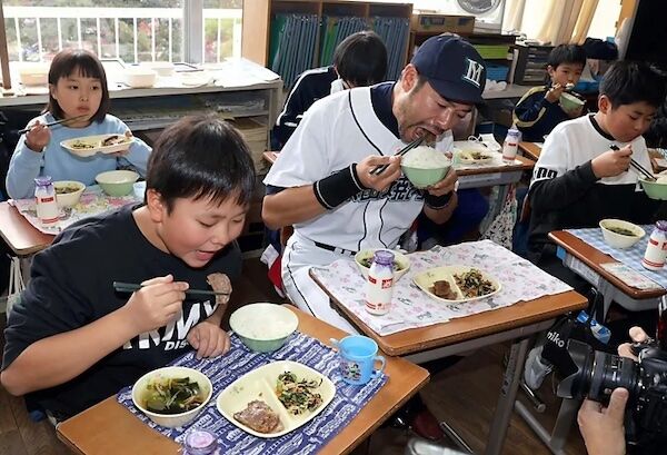 ニッチローさんが小学校にサプライズ訪問、児童と一緒に給食を食べる