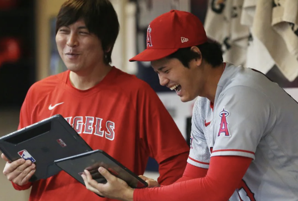 大谷翔平、ベンチでひとり…笑顔なくタブレット操作