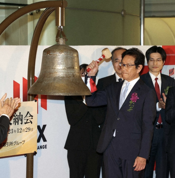 侍J・栗山前監督が東京証券取引所大納会で今年を締めくくる打鐘「来年は世界があこがれる日本経済に」