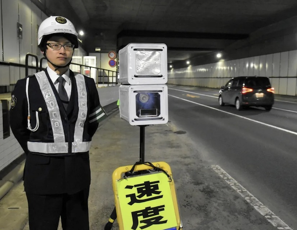 北海道警「道路にこれ置くだけでドライバーがビビって速度出さなくなった」