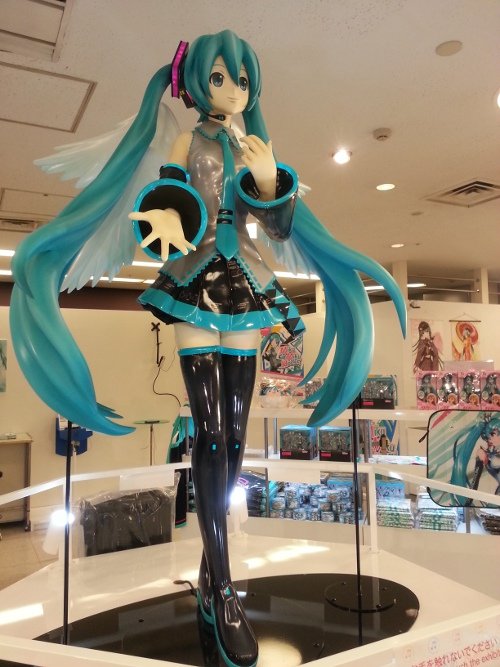 羽田空港 初音ミクウイングショップ で等身大のミクさんフィギュアが展示に Figure News