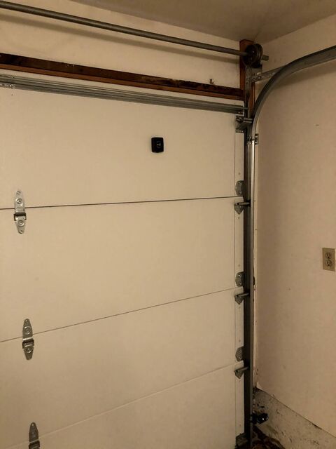 ガレージドアをスマホから開閉させるようにして アマゾン配達もガレージ内に置いてもらえるようになった Franklin Filbert